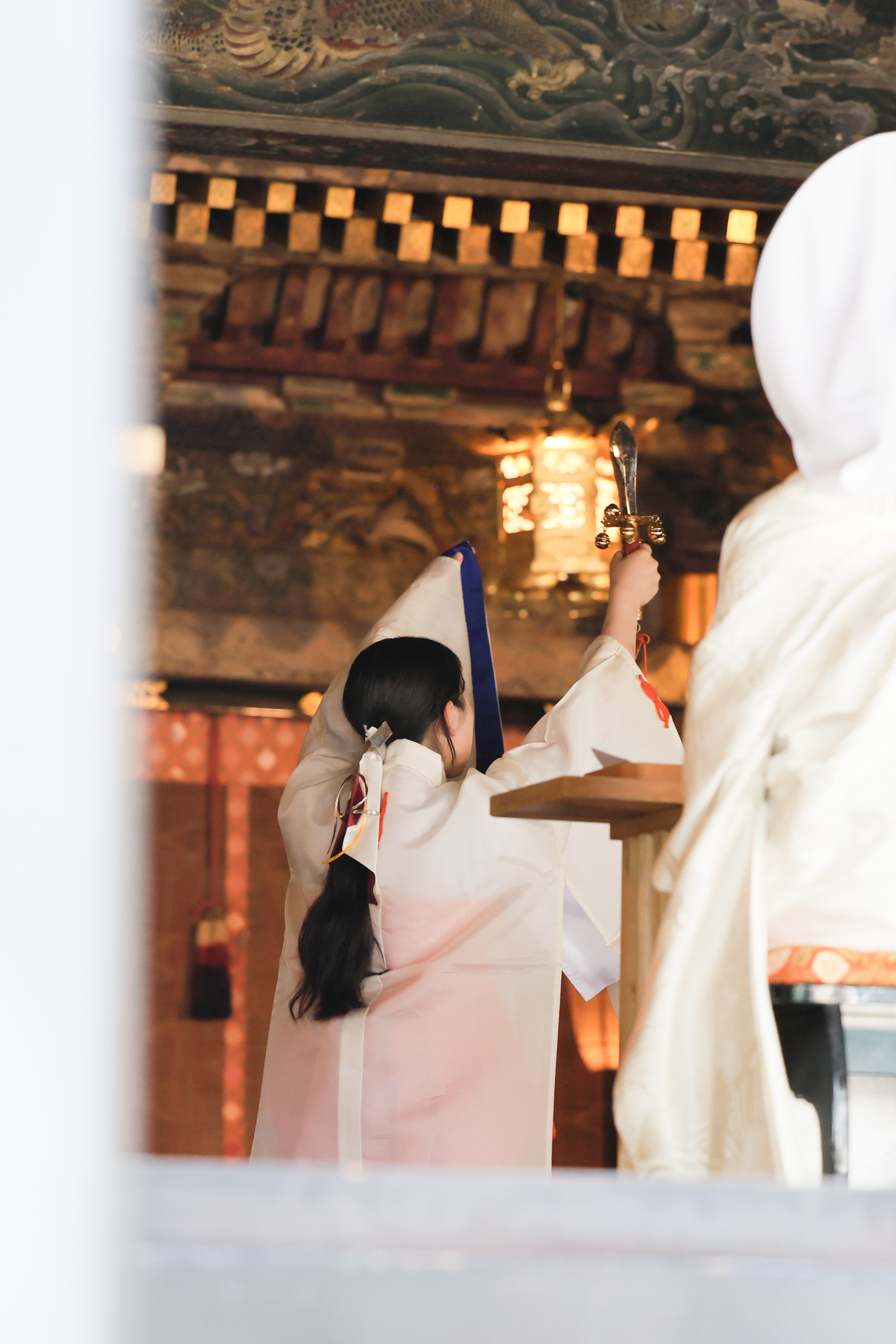 巫女の舞は、古来より神社で神様をもてなし、感謝を捧げ、神意を鎮めるための神事です。神と人とを結ぶ「祈り」の形であり、五穀豊穣、家内安全、お祓いの意味が込められています。鈴や榊を手に持ち、神を宿す儀式から発展した清らかな奉納舞です